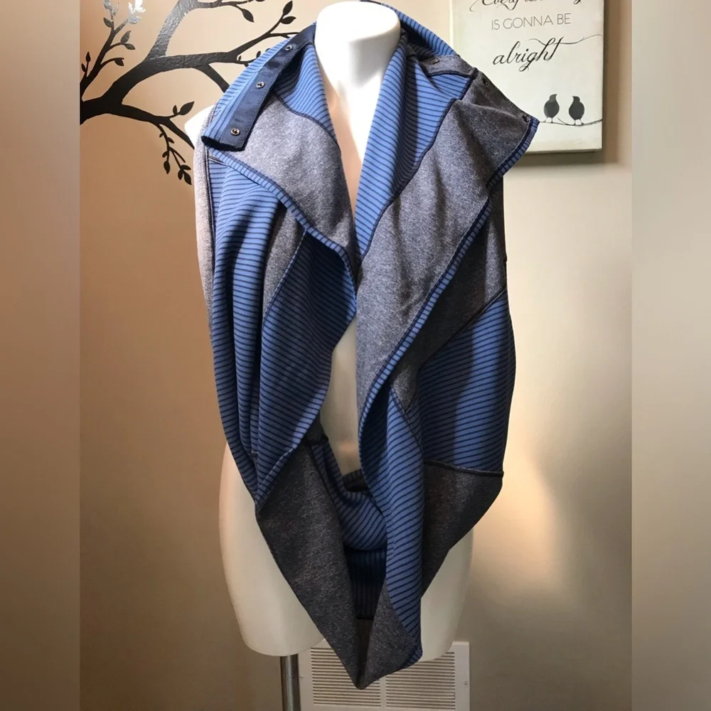 🐬 Lululemon Vinyasa Blue and Gray Striped Scarf